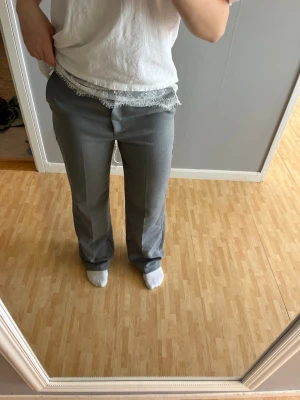Kostymbyxor  - Snygga grå kostymbyxor med raka ben från ASOS! Inga defekter! Perfekt till att klä upp eller bara ha till vardags!
