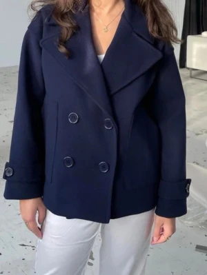 Kappa - Perfekt kappa nu till våren från design by si. Köptes för 840kr på hemsidan. Kappan är använd därav priset men har inga defekter förutom lite nopprig. 🤍