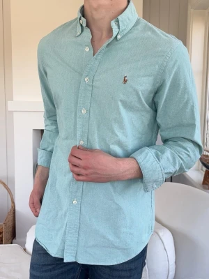 Ralph Lauren skjorta - Medium - modellen är 182cm 72kg 