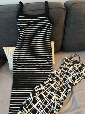 Klänningar - Två fina klänningar köpa på shein. Den randiga är i storlek S. Den andra är i storlek XS. 🌸inte använts.