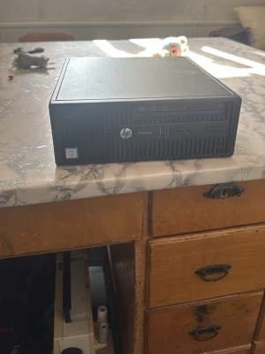 HP ProDesk 400 G3 SFF stationär dator - Kompakt svart HP ProDesk 400 G3 SFF stationär dator med frontpanel i plast och metall. Utrustad med USB-portar och optisk enhet på framsidan. Märkt med Windows Pro och Energy Star. Perfekt för dig som vill ha en smidig och stilren dator till skrivbordet.