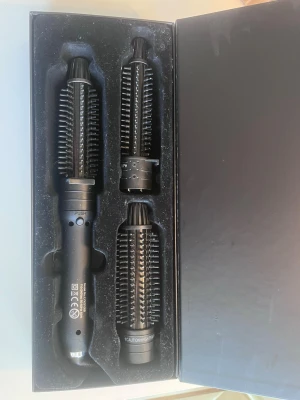 Värmeborste med tre borsthuvuden - Säljer en svart värmeborste med tre utbytbara borsthuvuden i plast och metall. Perfekt för att styla håret med volym och lockar. Allt ligger i en stilren svart förvaringslåda. Enkel att använda och smidig att ta med. bara att höra av er om ni har några frågor💕💕 nypris: 900kr