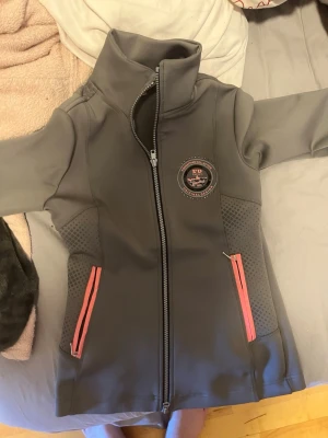 Ridjacka  - Stolek XXS den är använd ett antal gånger men är ett jätte fint sick djur finns i hemmet 