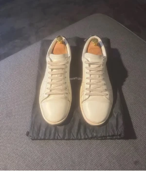 Saint Laurent skor - Säljer ett par saint Laurent skor för en bra peng, passar 42-43 bra. Bra skick! Om du har frågor är de bara fråga