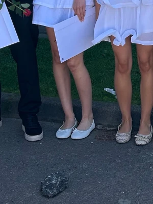 Vita ballerinaskor med rosett - Säljer ett par klassiska vita ballerinaskor med rund tå och söt rosettdetalj framtill. Skorna har en enkel och stilren design som passar perfekt till somriga outfits. Använda fåtal gånger så väldigt bra skick!