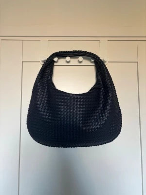 Marinblå flätad axelväska - Marinblå axelväska i flätad design musthave bag av design by Si