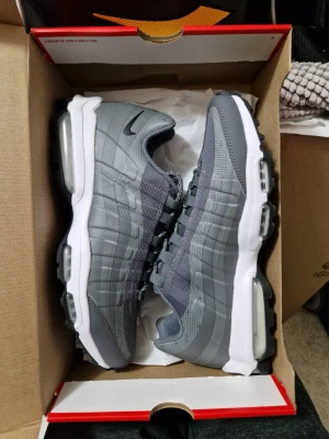 Oanvända Nike Air Max 95 Ultra  - Helt nya i original låda. Storlek 45 (29 cm). Ord.pris 2100 kr. Sista pris 1600 kr. Inga trades eller returer. Hämtas i Storvreta, Uppsala eller skickas mot porto. 