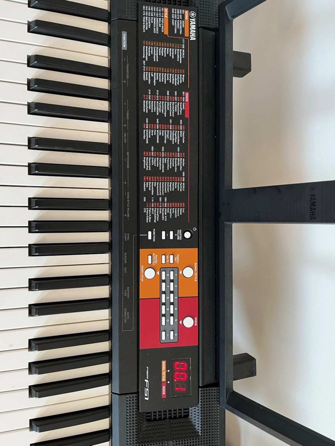 Svart Yamaha keyboard med notställ - 2