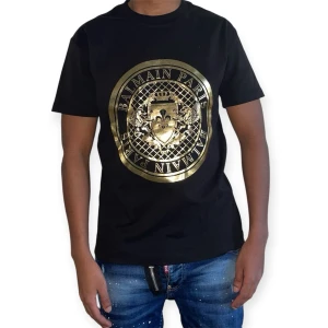 Balmain paris t-shirt, svart, storlek(XL) - Helt ny, högkvalitativ replika. Modellen på bilden är 175 cm lång och bär storlek S.  Pris: 899 kr  Leverans: Skickas inom 24 timmar  Observera: Begränsat antal i lager – först till kvarn gäller  