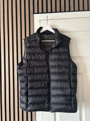 Dunväst Uniqlo - Svart dunväst från Uniqlo i fint skick, storlek M