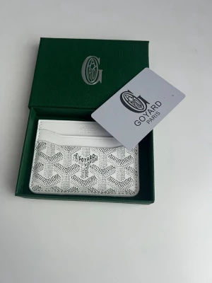 Zara - Säljer en korthållare från ”zara”. Den är i perfekt skick. En elegant touch till din outfit. Matrialet är i läder. Priset är intr hugget i sten