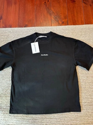 Acne Studios T-Shirt - Acne Studios T-Shirt i storlek S, modellen är oversized så passar även M