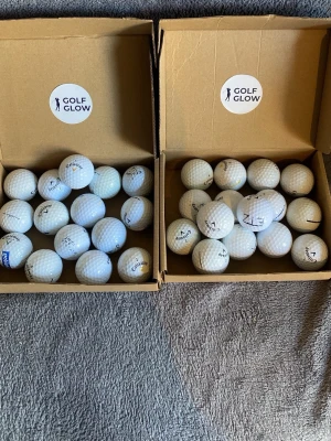 Callaway mix 30-pack - Säljer ett gäng vita golfbollar från Callaway, packade i två bruna kartonger med Golf Glow-logga. Bollarna har klassiskt dimple-mönster och tryckt logga. Perfekt för dig som vill fylla på golfutrustningen.