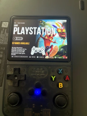 Handhållen retro spelkonsol svart - Säljer en portabel retro spelkonsol i svart plast med genomskinlig finish. Konsolen har en stor färgskärm, styrkors, två joysticks och färgade knappar (X, Y, A, B). Perfekt för att spela klassiska PlayStation- och Nintendo-spel direkt i handen. Över 23,000 spel ifrån många och nästan alla tillverkare den är använd max 5 gånger och den funkar hur bra som helst pris kan diskuteras vis snabb affär