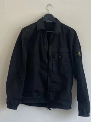 Stone Island overshirt - Stone Island overshirt i bra skick, lite solblekt på vissa ställen men de är bara extra snyggt. Storlek S.