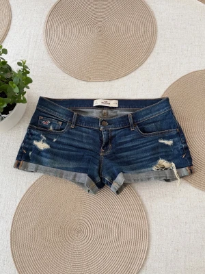 Hollister lågmidjade jeansshorts  - Storlek W28 ~ M / L. Rakt över midjemått: 41cm. Inga bilder på - För stora! Skickas inom 24h. Se liknande plagg i min profil! 