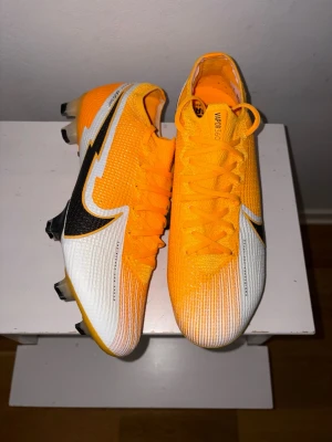 Nike Mercurial Vapor 13 Elite FG - Säljer Nike Mercurial Vapor 13 Elite FG i storlek 42,5. Helt oanvända (se bilder). Köpta för några år sedan men har inte kommit till användning. För naturgräs (FG).