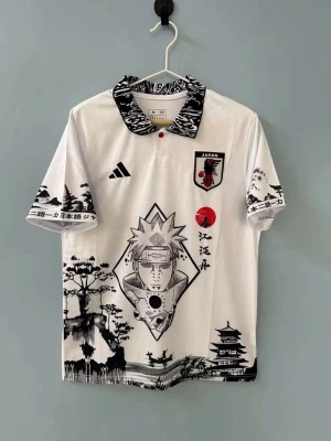 Vit Japan anime skjorta Adidas - Unik vit skjorta från Adidas med Japan-tema och anime-tryck framtill. Skjortan har svartvitt mönster med japanska landskap, tempel och karaktär, samt krage och ärmslut med grafiskt tryck. Perfekt för dig som gillar streetstyle och anime.