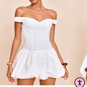 Vit offshoulder kortklänning - Supersöt vit miniklänning med offshoulder och puffig kjol. Perfekt för studenten. Säljer då den är för stor. Vanlig i storleken, från pretty little thing❤️