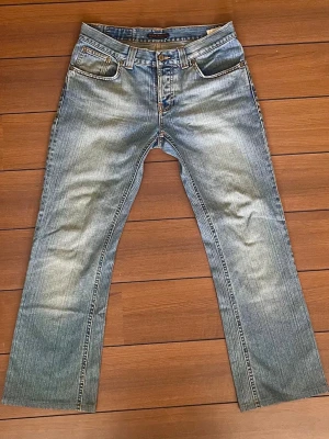 Nudie Jeans - Ett par ovanliga Bootcut ola, såldes tidigt 2000-tal. I utmärkt skick utan defekter eller skador. Riktigt schyssta jeans som tyvärrr inte passade mig. W31 L31  Slim/straight med lite bootcut. Ned sydda till typ 30. Tveka inte att höra av dig vid frågor! Fler nudie jeans finns på min profil! 😄👍