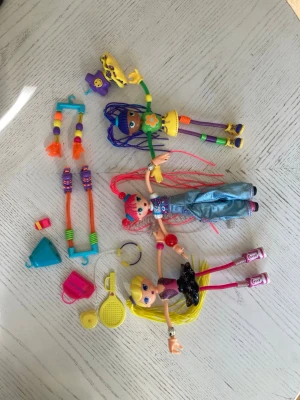 Set med tre Betty Spaghetti dockor och tillbehör - Säljer ett set med tre Betty Spaghetty dockor med böjbara armar och ben, samt långt hår i olika färger. Dockorna har olika outfits och kommer med flera små tillbehör.