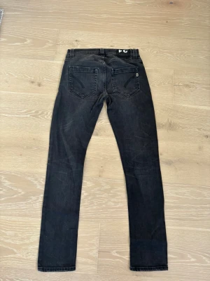 Dondup jeans - Säljer dessa feta dondup jeansen i storlek 31! De är i mycket fint skick, inga defekter finns! Kom gärna med prisförslag och frågor 😊