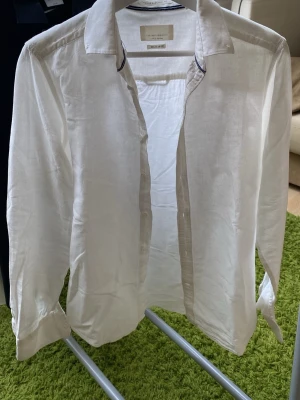 Tailored originals skjorta - Säljer denna riktigt snygga linneskjorta från tailored originals, perfekt nu till sommaren, riktigt bra skick, utan defekter!