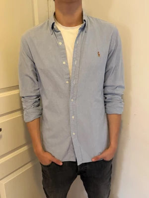 Ralph Lauren Skjorta - Säljer denna feta Raffe skjortan, ljusblå och perfekt till det varmare vädret som är på G. Storlek M, modellen är 187, 75kg.