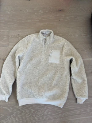 Pier one fleece jacka - Säljer denna snygga pier one fleecejacka i nyskick, aldrig använd. Nypris 389kr, mitt pris 279kr! Storlek M