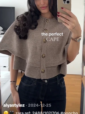 Beige cape-kofta från Zara - Snygg beige cape-kofta från Zara med knappar framtill. Näst intill oanvänd!! Finns inte längre på Zara.  