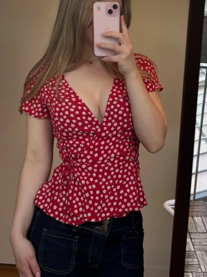 Blommig blus - Superfin topp som knyts i midjan, säljer då den inte kommer till användning💕