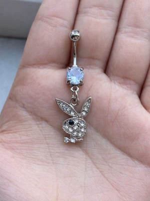 ⭐️NY Playboy navelpiercing i 316L Kirurgiskt stål⭐️ - 🔥 ERBJUDANDE: Få 30% rabatt när du köper 2 valfria piercingar! 🔥  Passa på att fynda och uppdatera din smyckessamling 💖 Skicka ett meddelande vid intresse eller frågor!