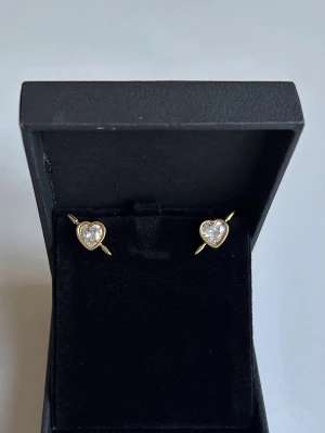 Maria Nilsdotter Pierced Heart Earrings Inspired! - Inspired Earrings from Maria Nilsdotters. The earrings is never used and 100% rust- and nickel-free. If you have any questions, feel free to reach out ☺️