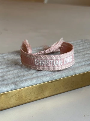 Armband - Armbandet  är aldrig använd och 100 % rost- och nickelfri. Den är justerbar och passar därför alla! Hör gärna av dig om du har några frågor ☺️