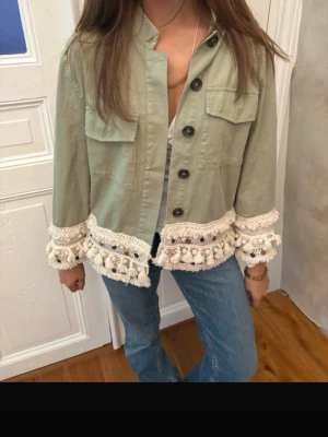 Grön jacka från ZARA med broderidetaljer  - Superfin vår/sommarjacka från ZARA som jag säljer på grund av att den ej kommer till användning!  -storlek M, men passar mer S skulle jag säga. Skriv om du vill ha mått eller mer info💗