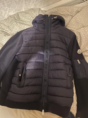 Moncler cardigan mörkblå  - Äkta moncler cardigan i färgen mörkblå jag köpte den för 3550kr för 4,5 månader sedan och jag har inte använt den såpass mycket för att jag har köpt en ny jacka så då hängt en bara och dammar och kostar pengar så då kan jag lika gärna sälja den för en billig peng