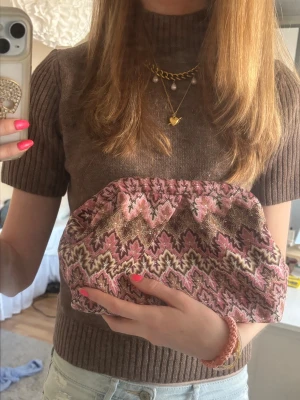 Missoni clutch - Sjukt snygg missonimönstrad clutch💗💗 fick den i present men säljer så jag har en liknande! Aldrig använd 💕