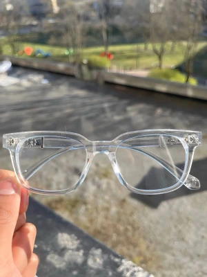 Chrome heart style glasses - Snygga transparenta solglasögon med rektangulär form och dekorativa silverfärgade rosetter på bågarna. Glasögonen har en modern vibe och passar perfekt för dig som vill sticka ut lite extra. Lätta och bekväma att bära hela dagen.