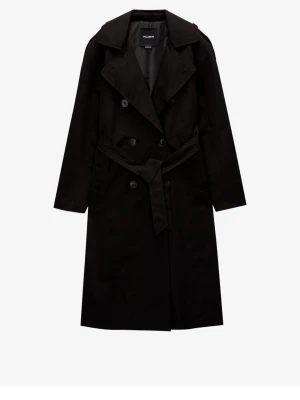 Svart trenchcoat från Pull&Bear - Stilren svart trenchcoat från Pull&Bear med klassisk dubbelknäppning, bred krage och avtagbart midjebälte. Långa ärmar med knappar vid ärmslut och slits baktill. Tillverkad i ett lätt tyg som passar perfekt till lager-på-lager.