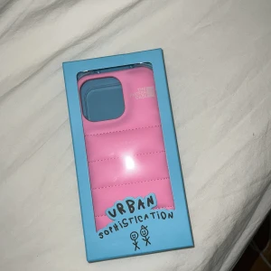 Urban sophistication mobilskal - Helt oanvänd säljer pga att hag köpte fel! Rosa mobilskal i puffe case modell är till iphone 13 pro