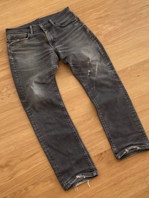 Diesel safado jeans - Säljer ett par riktigt snygga diesel safado jeans. Skicket är 10/10. Priset kommer att ligga på 599kr storleken är 30/32. 