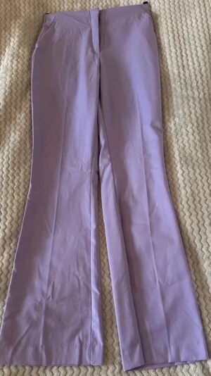 Syrenlila linnebyxor. - Storlek: S. Köpta på H&M! 🌸 Yttertyg : 67% POLYESTER 33% VISKOS. Fickfoder : 100% POLYESTER. Har aldrig använts. 🌺