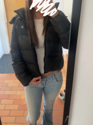 Calvin Klein  - Säljer denna super fina puffer jackan ifrån Calvin Klein, den är i bra skick förutom att jackan har ett jätte litet hål på armen. Jackan är i storlek s! PRIS KAN DISKUTERAS 