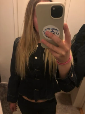 Mörkblå jeansjacka med silverknappar - Säljer denna snygga jeans topp från Gina tricot. Den är helt ny och aldrig använd. Säljer då den aldrig kommer till användning