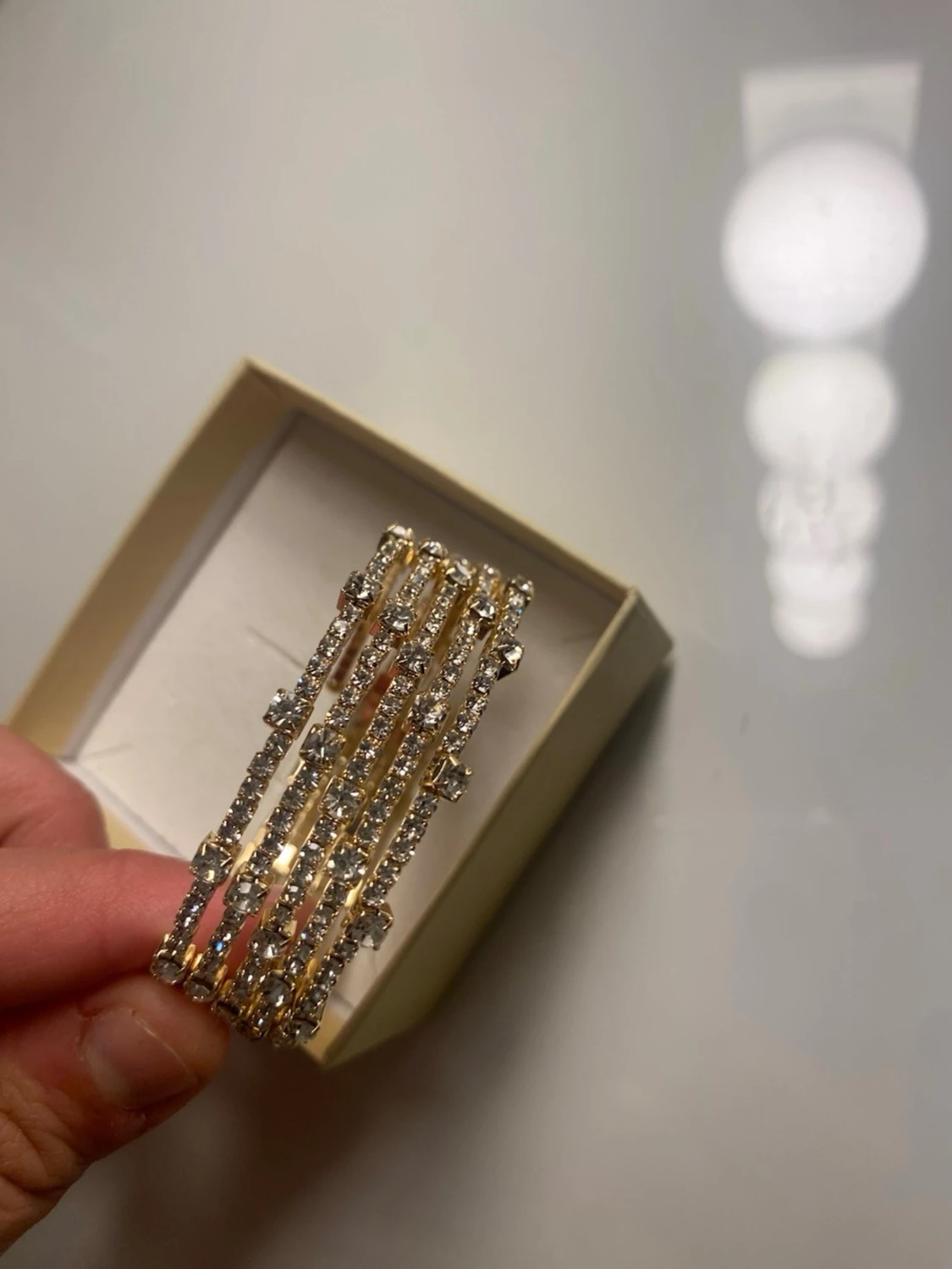 Guldiga armband med strassdetaljer - 2