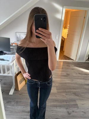 Svart ribbad offshoulder topp - Stilren svart ribbad offshoulder topp med bred kant upptill från NA-KD. Använd endast 2 gånger. 