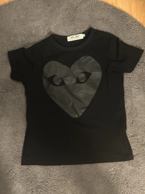 Cdg T-shirt  - Helt ny. Storlek M. Hör av dig vid minsta lilla fundering! 