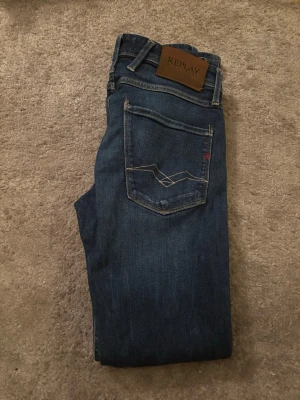 REPLAY ANBASS - Tvärsnygga Replay i modellen Anbass 👖🔥 Riktigt bra kvalitet och i bra skick!  Nypris ca 1699kr 💰 Mitt pris: 329kr 💸  Hör av dig vid minsta fråga – svarar snabbt! 🙌