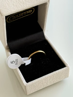 GULDPLÄTERAD RING  - Helt ny enkel ring i guldpläterad guld, storlek 5 / 15.  Box medföljer ej med. 