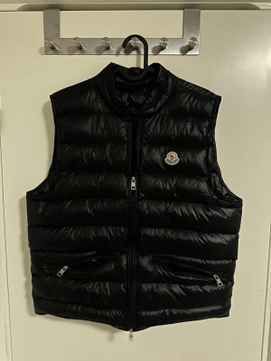 Moncler Gui Gilet - Riktigt schysst svart Gui väst från Moncler. Säljes då den var alldeles för kort för mig, storlek 3, rätt så bra skick enligt mig, hör av er vid frågor/funderingar och prisförslag! ✌️